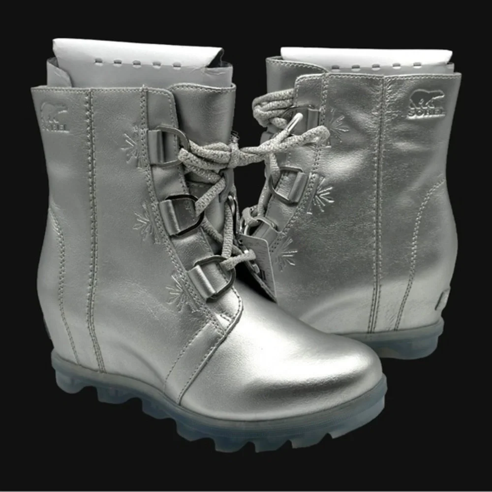 SOREL x Disney Youth Joan of Arctic Wedge Boots Silver Big Kids 5 Women’s NIB